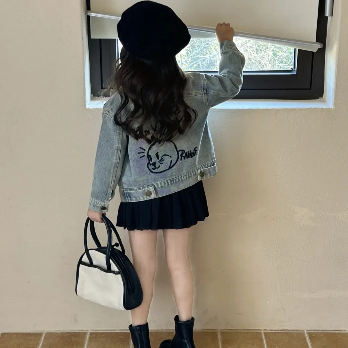 2024 Spring New Children's Wear Girls' Fashionable Denim Coat+Cartoon Long sleeved T-shirt+Pleated Skirt Three piece Set
2024 Spring New Children's Wear Girls' Fashionable Denim Coat+Cartoon Long sleeved T-shirt+Pleated Skirt Three piece Set