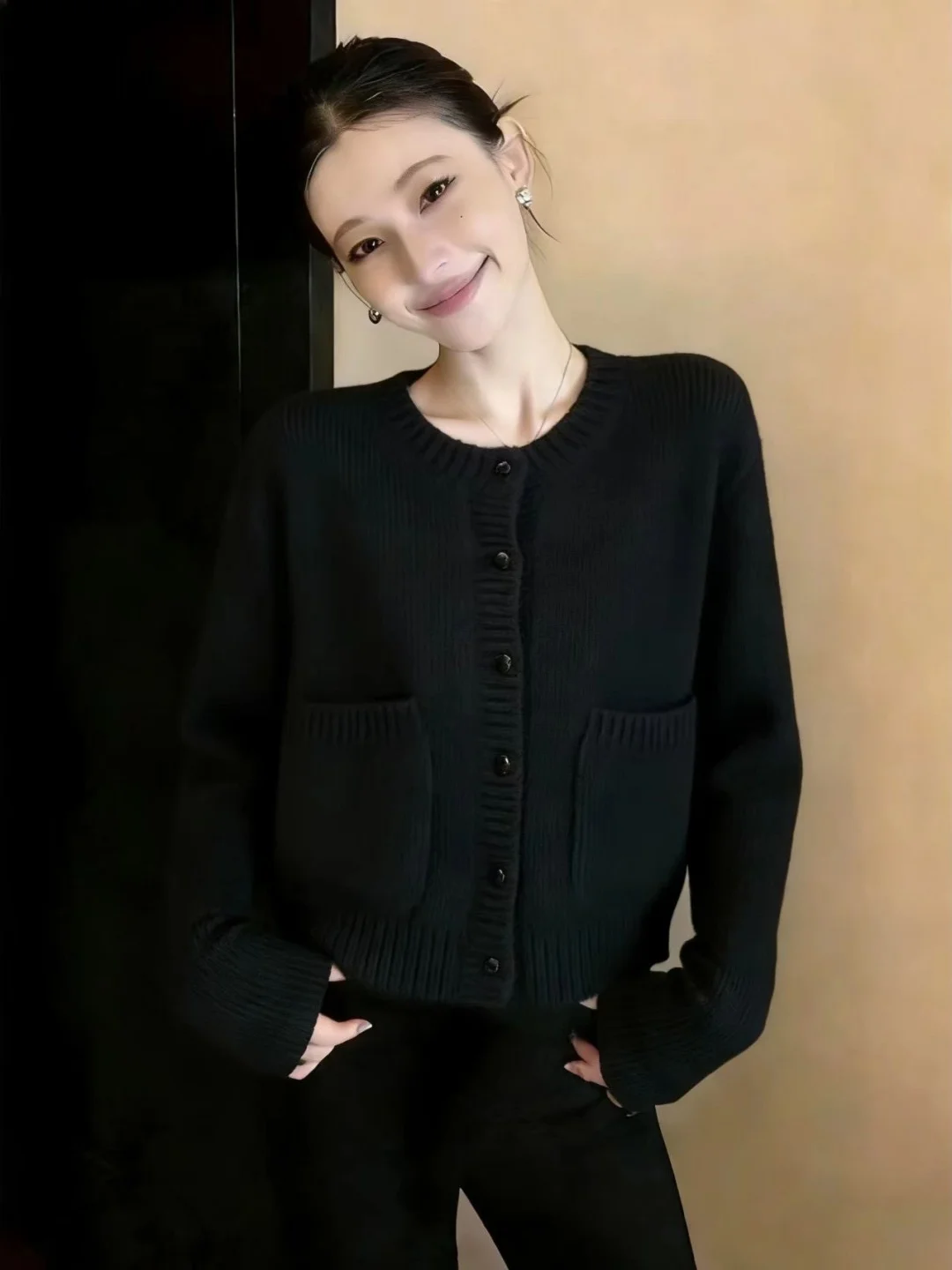 Elegant Black round Neck Soft Knitted Open Cardigan Women's Autumn Winter Bear Fur Loose Sweater Jacket Comfortable Loose Fit
Elegant Black round Neck Soft Knitted Open Cardigan Women's Autumn Winter Bear Fur Loose Sweater Jacket Comfortable Loose Fit