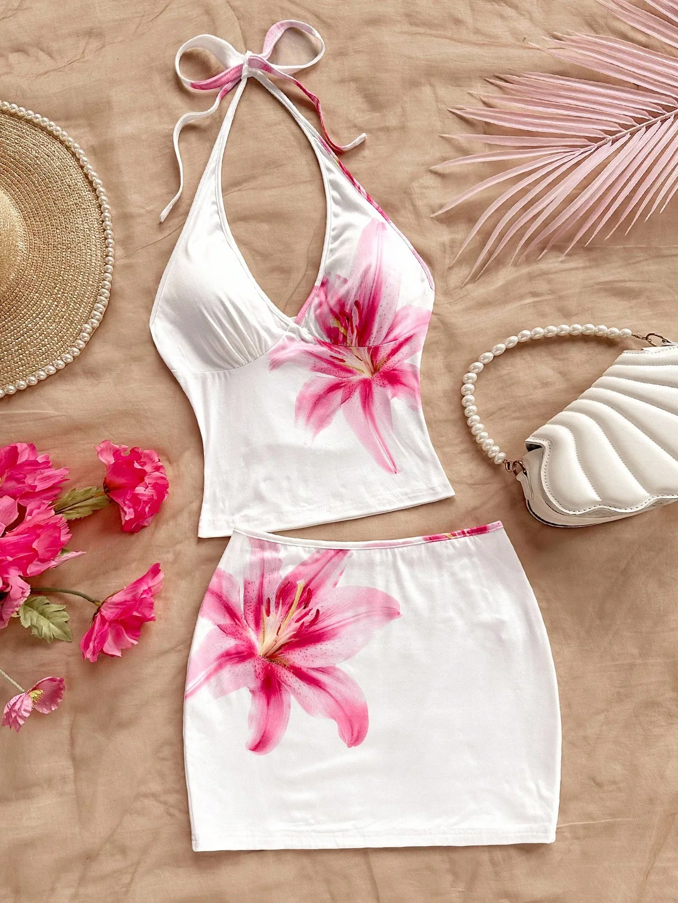 Женский комплект из белого топа с цветочным принтом и мини-юбки, летний наряд для отпуска
Женский комплект из белого топа с цветочным принтом и мини-юбки, летний наряд для отпуска