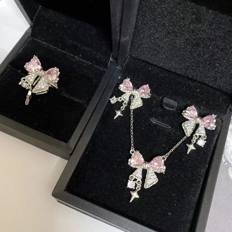 MDL Moissanite Style.Sparkling Starburst Bow Heart Zirconia Sweet Earrings 18k Plated Little Red Book High Design Ring
MDL Moissanite Style.Sparkling Starburst Bow Heart Zirconia Sweet Earrings 18k Plated Little Red Book High Design Ring