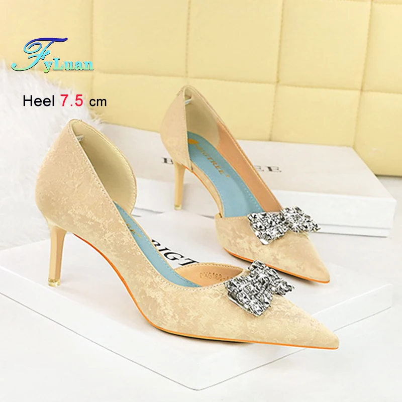 Новые женские туфли на высоком каблуке 10 см, тканевые, с неглубоким вырезом, на шпильке, с боковой перфорацией, со стразами и пряжкой-бабочкой, для банкетов
Новые женские туфли на высоком каблуке 10 см, тканевые, с неглубоким вырезом, на шпильке, с боковой перфорацией, со стразами и пряжкой-бабочкой, для банкетов