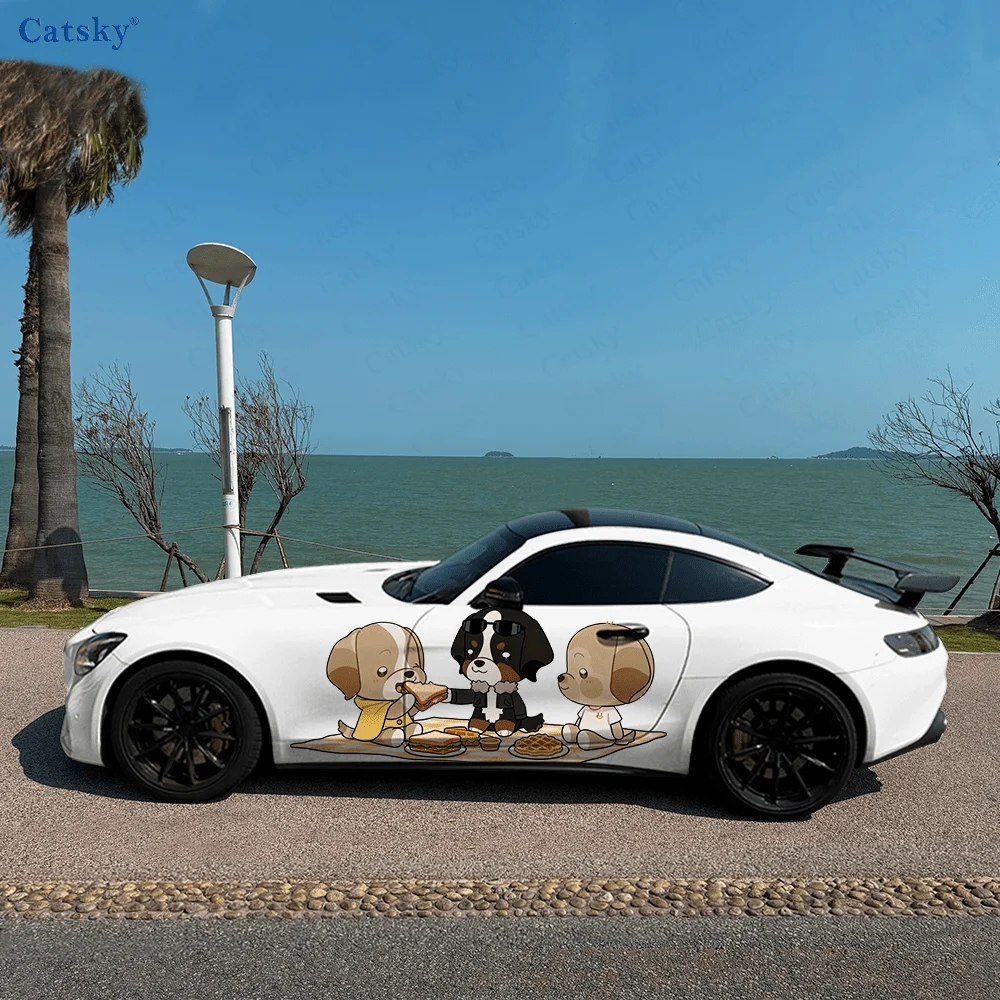 Три собаки, которые проводят пикник: Бернская королевская овчарка, лабрадор, пудель. Изображение в формате IP, материал ПВХ, подходит для большинства автомобилей, декор для боковой стороны.
Три собаки, которые проводят пикник: Бернская королевская овчарка, лабрадор, пудель. Изображение в формате IP, материал ПВХ, подходит для большинства автомобилей, декор для боковой стороны.