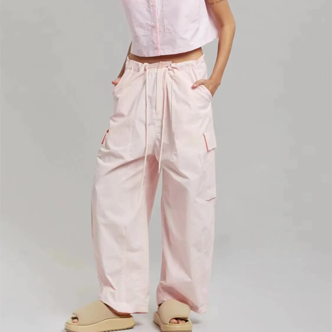 New Female Fashion Straight Casual Wide Leg Pants Waist Drawstring Hip Hop Workwear Cargo Pockets Trousers for Women
New Female Fashion Straight Casual Wide Leg Pants Waist Drawstring Hip Hop Workwear Cargo Pockets Trousers for Women