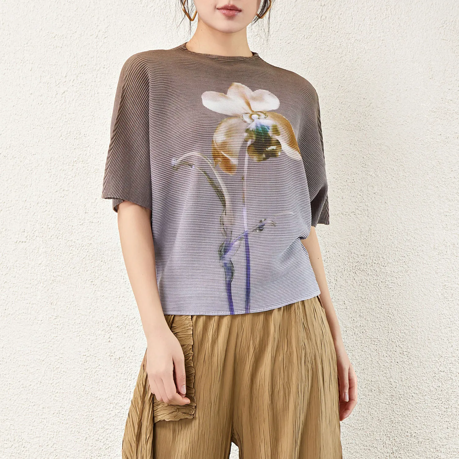 2025 High Quality Miyake Pleated Women's Shirt Stretch Loose Polyester Printed T-Shirt Casual Top
2025 High Quality Miyake Pleated Women's Shirt Stretch Loose Polyester Printed T-Shirt Casual Top