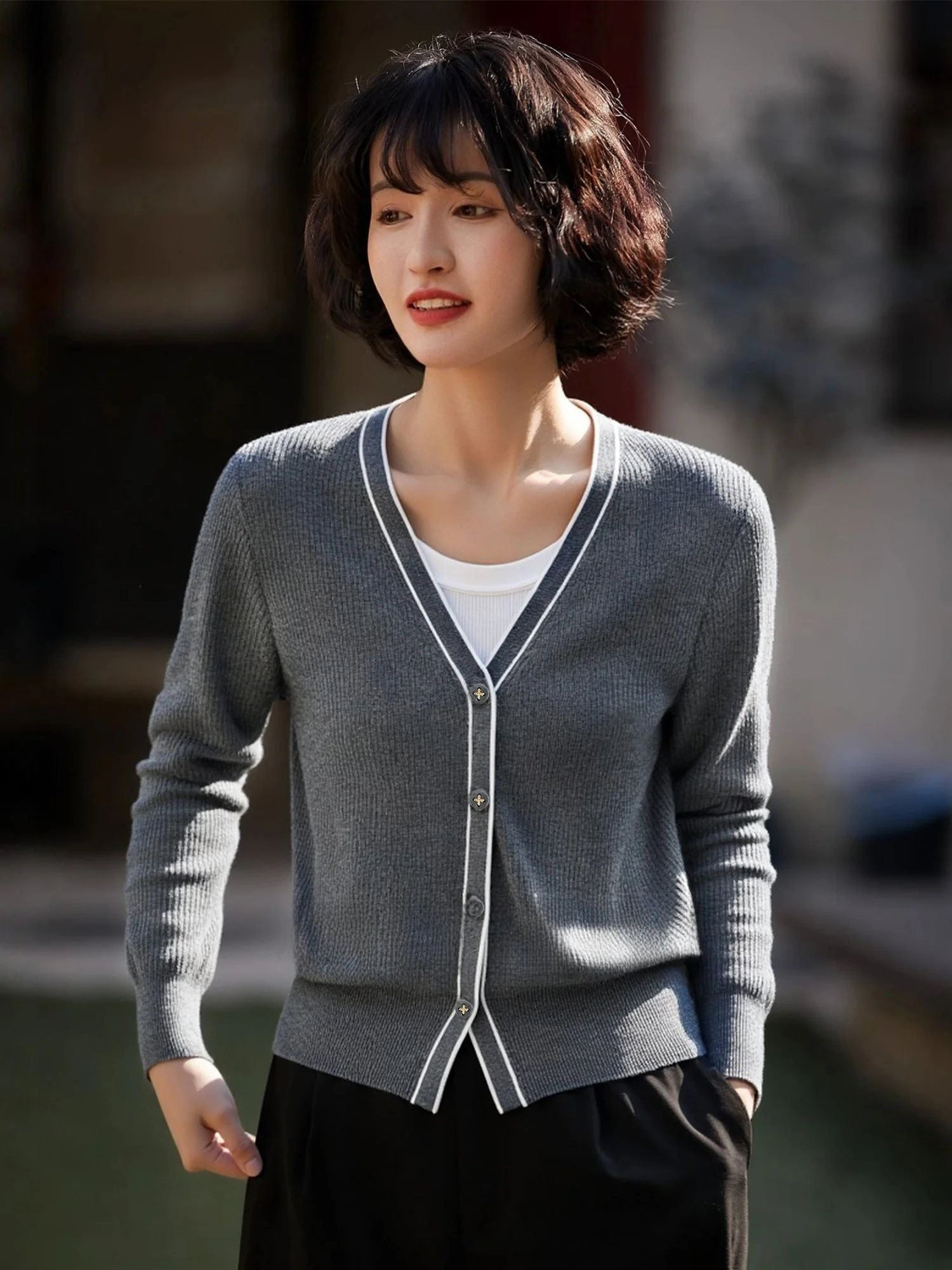 Винтажный цветной шерстяной вязаный свитер с V-образным вырезом, имитация двухслойного платья, женская повседневная теплая длинная кофта стандартной длины
Винтажный цветной шерстяной вязаный свитер с V-образным вырезом, имитация двухслойного платья, женская повседневная теплая длинная кофта стандартной длины