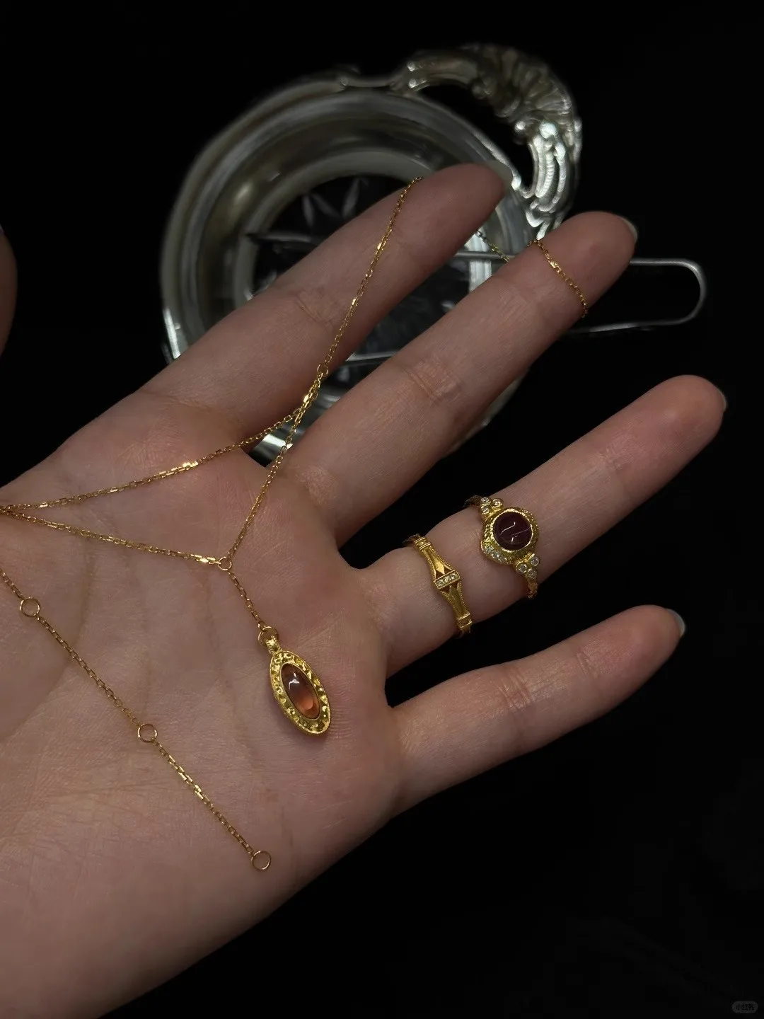 Gold Plated Vintage Gem Jewelry Set Oval Cabochon Amber Pendant Necklace And Two-Piece Garnet Stackable Rings Retro Textured Accessory for Women Daily Gift
Gold Plated Vintage Gem Jewelry Set Oval Cabochon Amber Pendant Necklace And Two-Piece Garnet Stackable Rings Retro Textured Accessory for Women Daily Gift