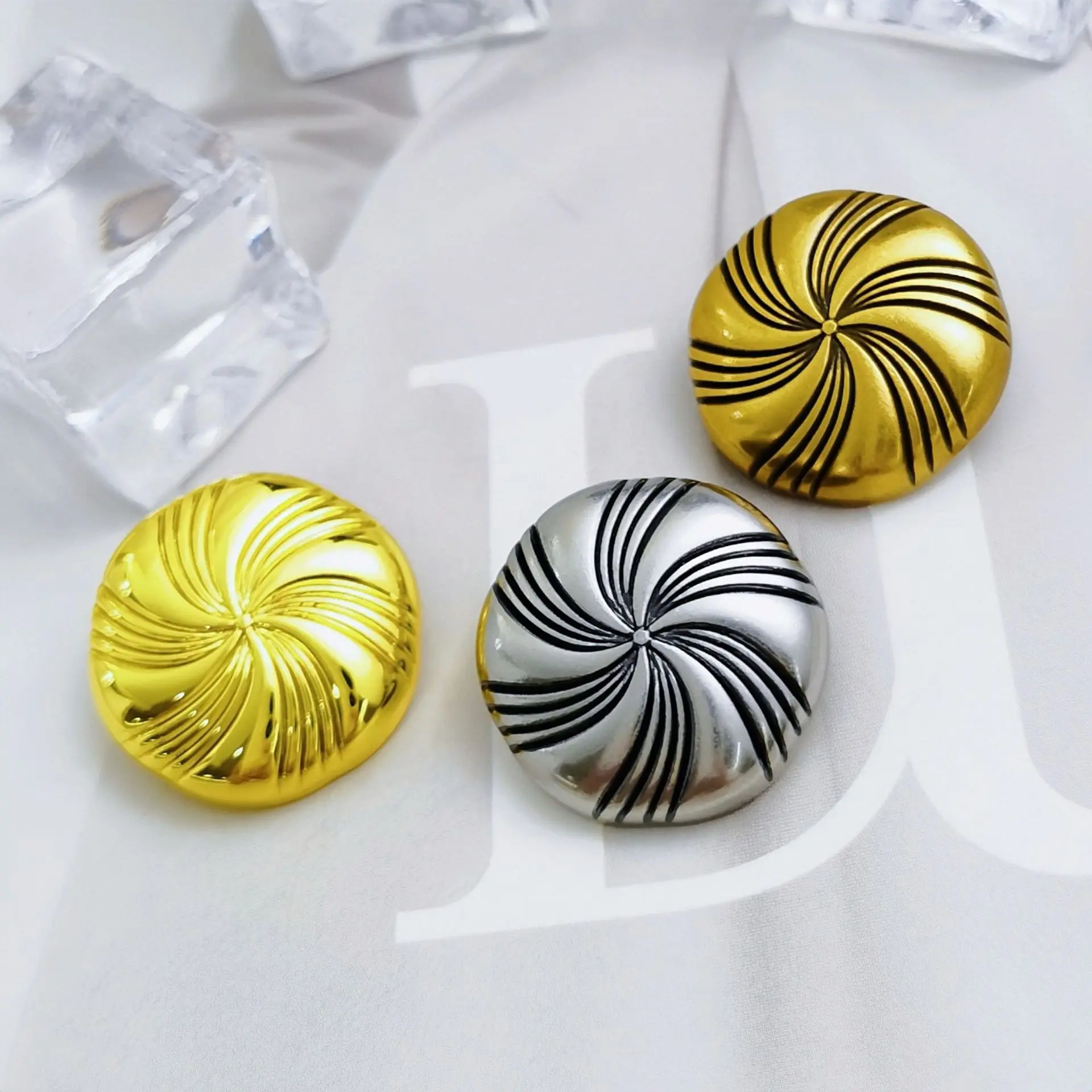 Chic Metal Windmill Buttons Luxury Alloy Hand Sew Ornament For Coat Apparel Decor
Chic Metal Windmill Buttons Luxury Alloy Hand Sew Ornament For Coat Apparel Decor