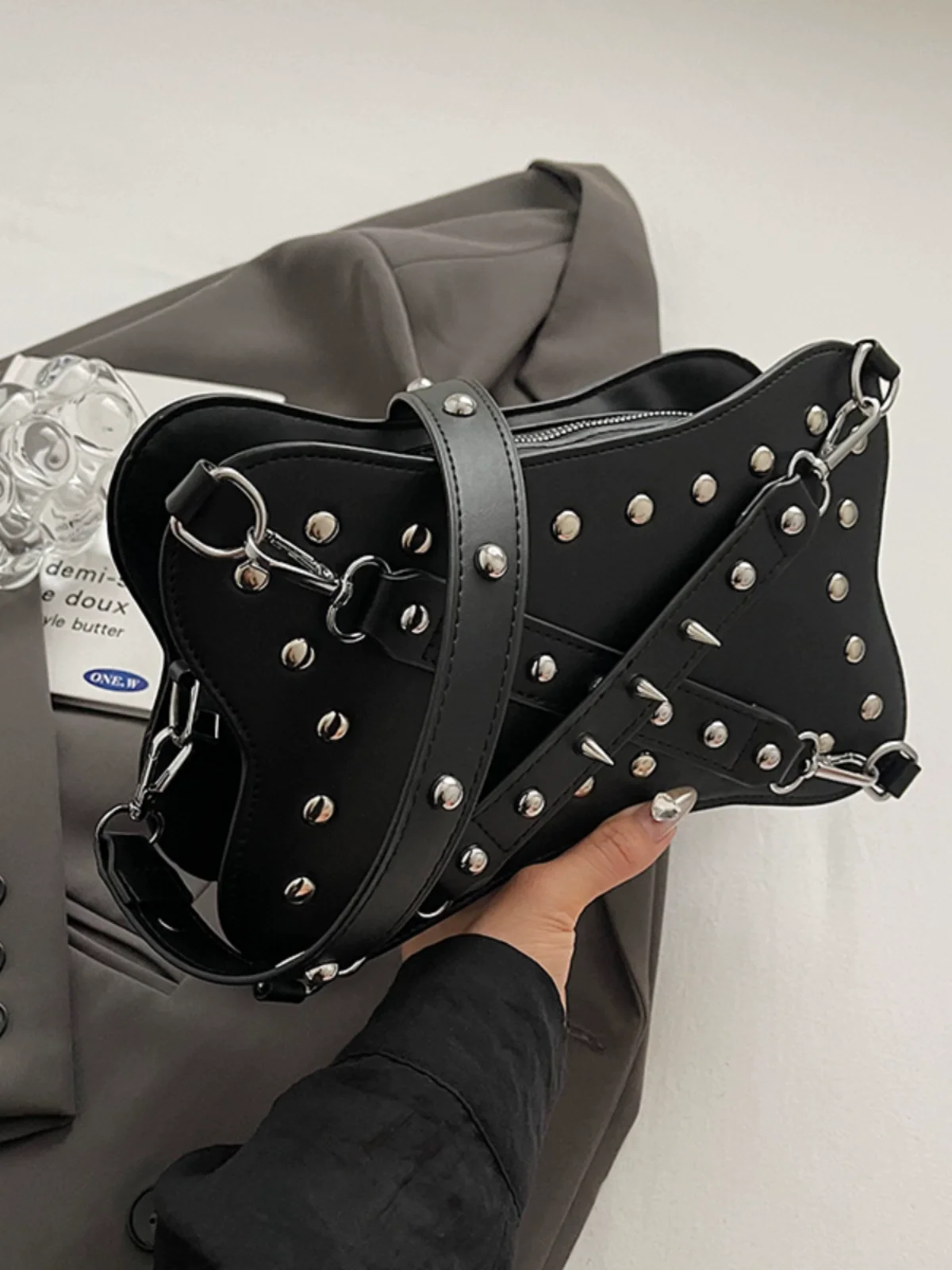 2025 European / American Fashion Motorcycle Style Metal Rivet Decoration Personalized Punk Single Shoulder Crossbody Bag Trendy
2025 European / American Fashion Motorcycle Style Metal Rivet Decoration Personalized Punk Single Shoulder Crossbody Bag Trendy