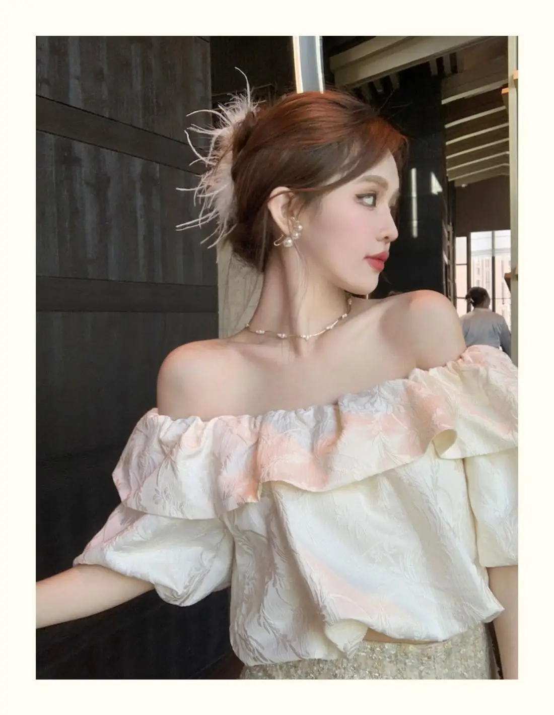 2025 Summer Off Shoulder Ruffle Crop Top Women Temperament Jacquard Puff Sleeve Blouse Solid Versatile Party Chic Shirt
2025 Summer Off Shoulder Ruffle Crop Top Women Temperament Jacquard Puff Sleeve Blouse Solid Versatile Party Chic Shirt