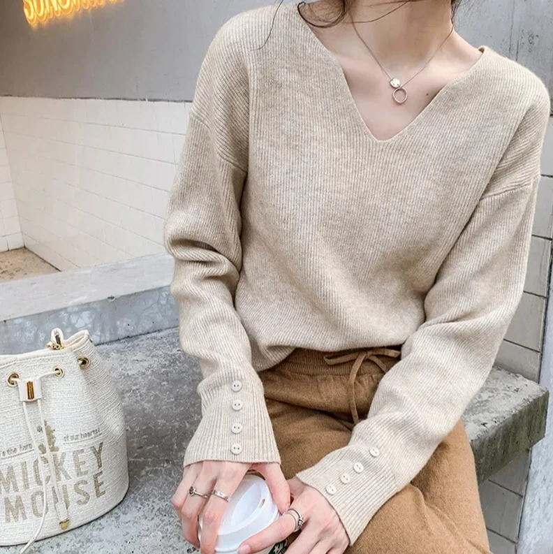 Hot Sale! Women's Soft V-Neck Knit Top, Long Sleeve Base Shirt Unique New Design, Gentle Innerwear for Autumn Winter
Hot Sale! Women's Soft V-Neck Knit Top, Long Sleeve Base Shirt Unique New Design, Gentle Innerwear for Autumn Winter