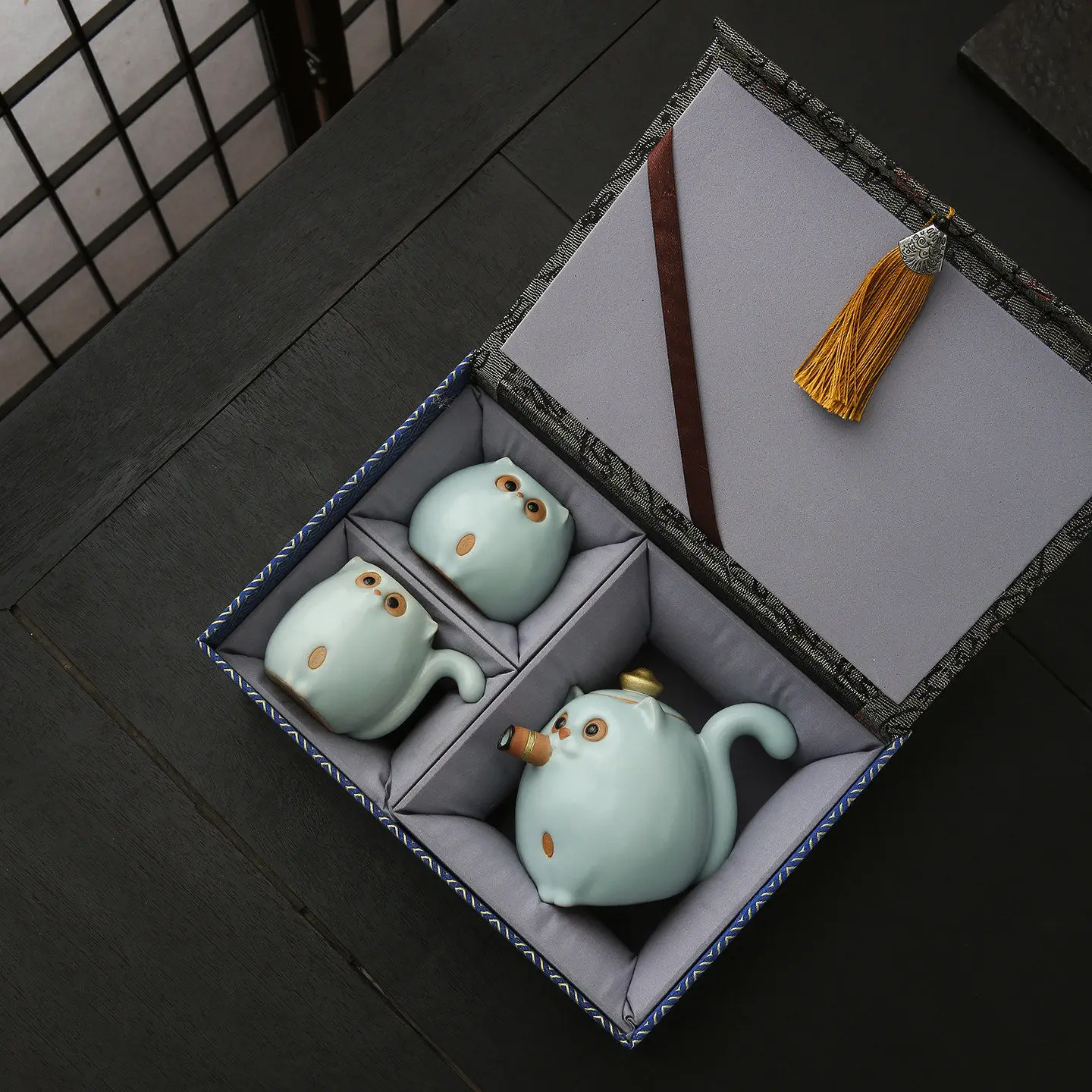 Open film Ru kiln cute cat travel kung fu tea set one pot and two cups set
Open film Ru kiln cute cat travel kung fu tea set one pot and two cups set