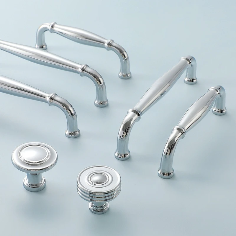 Французская роскошная латунная ручка для шкафа, американский минималистичный стиль, хромированная серебряная ручка для кухонного ящика, одинарная ручка для шкафа, полностью медные ручки
Французская роскошная латунная ручка для шкафа, американский минималистичный стиль, хромированная серебряная ручка для кухонного ящика, одинарная ручка для шкафа, полностью медные ручки