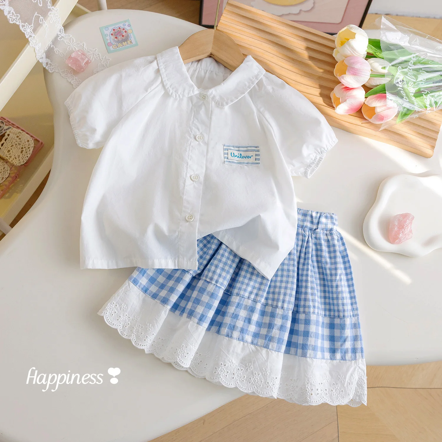 Girls' Summer College Style Set, Simple Bubble Sleeve Shirt, Fashionable Plaid Lace Lace Skirt Two-piece Set, Trendy
Girls' Summer College Style Set, Simple Bubble Sleeve Shirt, Fashionable Plaid Lace Lace Skirt Two-piece Set, Trendy