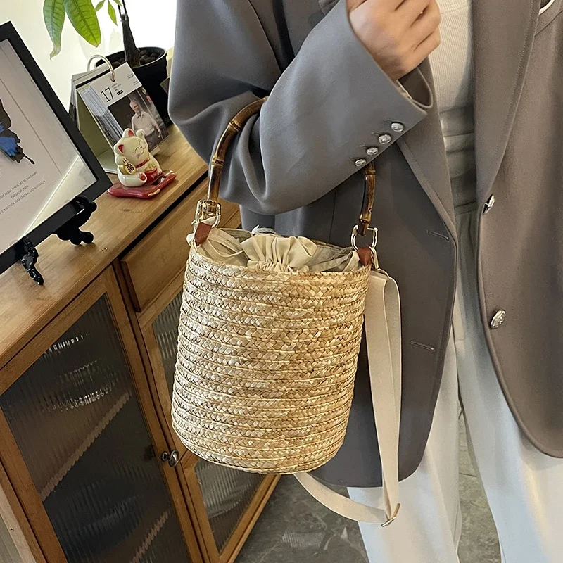 Retro Bamboo Handle Tote 2025 Summer Straw Beach Bag Women Trend Bucket Shoulder Crossbody Bag Lady Fashin Clutch Bag
Retro Bamboo Handle Tote 2025 Summer Straw Beach Bag Women Trend Bucket Shoulder Crossbody Bag Lady Fashin Clutch Bag