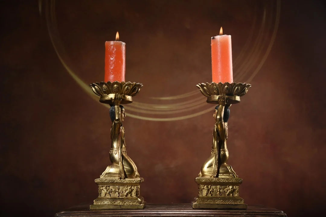 9"Tibetan Temple Collection Old Bronze Gilded Cinnabar Kneeling servant Maid Lotus oil lamp Candlestick A pair Worship Hall
9"Tibetan Temple Collection Old Bronze Gilded Cinnabar Kneeling servant Maid Lotus oil lamp Candlestick A pair Worship Hall