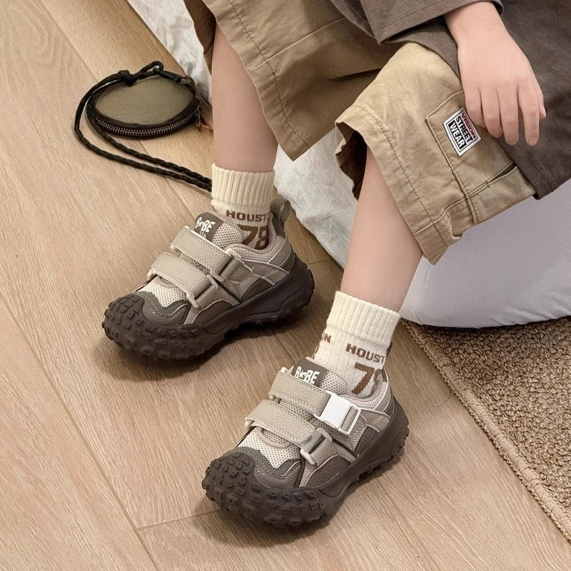 Детские массивные кроссовки, новинка 2026, зимние хлопковые туфли на липучке с шипами на подошве, противоскользящая подошва в уличном стиле для мальчиков и девочек
Детские массивные кроссовки, новинка 2026, зимние хлопковые туфли на липучке с шипами на подошве, противоскользящая подошва в уличном стиле для мальчиков и девочек 