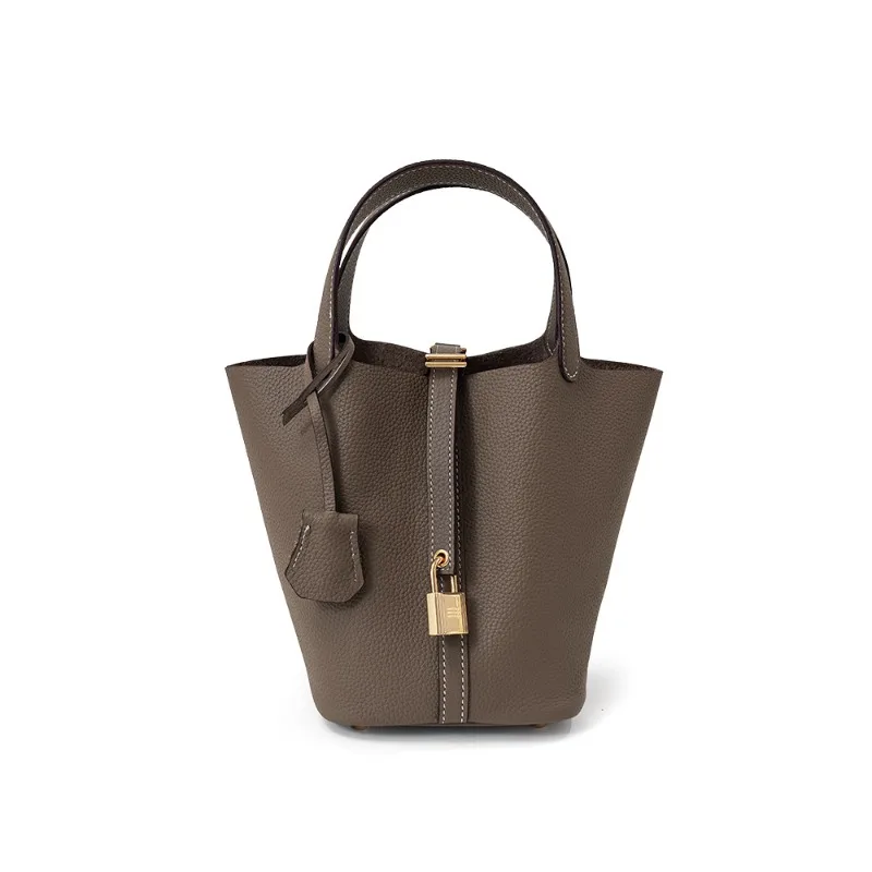Bucket bag, genuine leather women's bag, vegetable basket bag, mommy bag, bride's wedding bag, light luxury high-end handbag
Bucket bag, genuine leather women's bag, vegetable basket bag, mommy bag, bride's wedding bag, light luxury high-end handbag