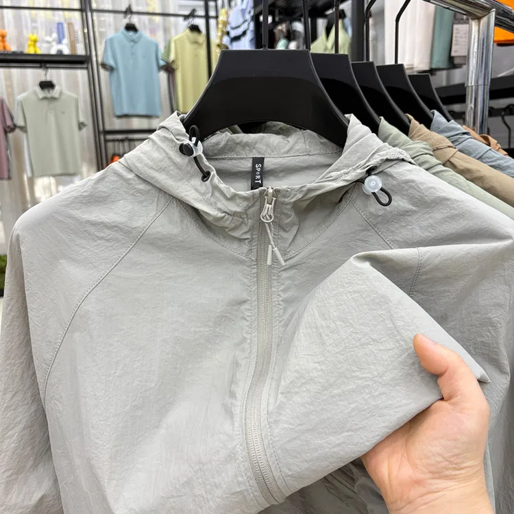 Мужская модная солнцезащитная куртка 2025 года, весна-осень, с капюшоном, для активного отдыха, свободного кроя, с длинными рукавами, на молнии
Мужская модная солнцезащитная куртка 2025 года, весна-осень, с капюшоном, для активного отдыха, свободного кроя, с длинными рукавами, на молнии