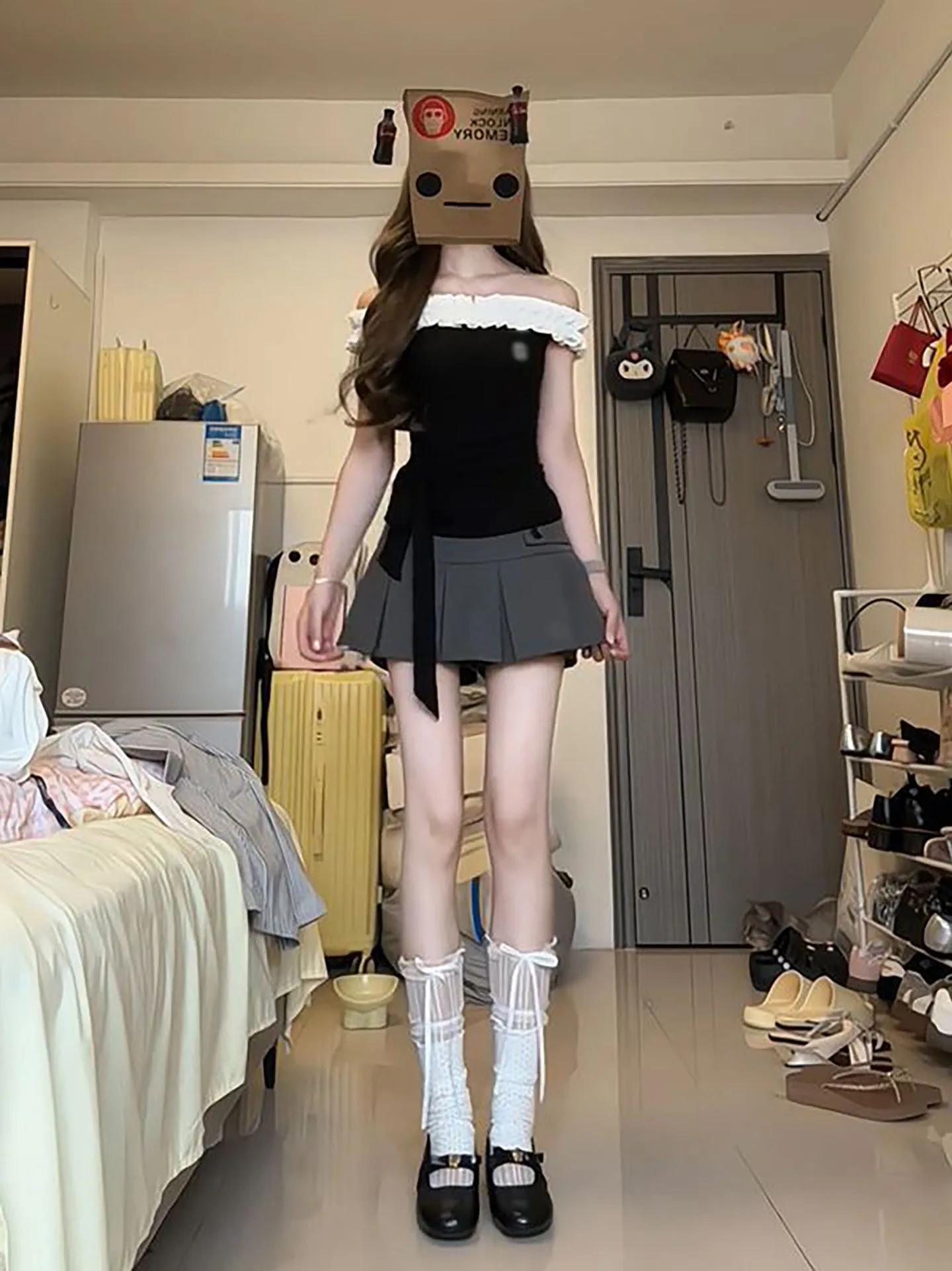 Retro Sweet Spicy Black Shoulder Bared Short Top Grey High Waist Pleated Skirt Two Piece Set Women's Fashion Summer Outfit
Retro Sweet Spicy Black Shoulder Bared Short Top Grey High Waist Pleated Skirt Two Piece Set Women's Fashion Summer Outfit
