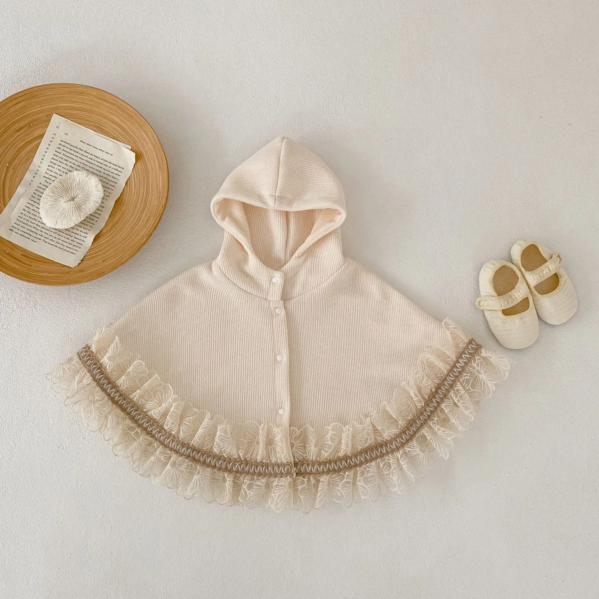 Summer new 0-3 year old baby clothing, fashionable baby girl cape, hooded lace edge outdoor cape shawl
Summer new 0-3 year old baby clothing, fashionable baby girl cape, hooded lace edge outdoor cape shawl