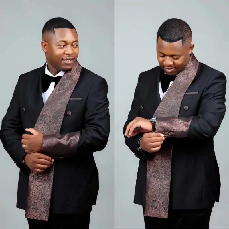 Fashion Men Suit 2 Pieces Blazer Pant Shawl Lapel Double Breasted Formal Occasion Party Prom Customized Trajes Para Hombre
Fashion Men Suit 2 Pieces Blazer Pant Shawl Lapel Double Breasted Formal Occasion Party Prom Customized Trajes Para Hombre