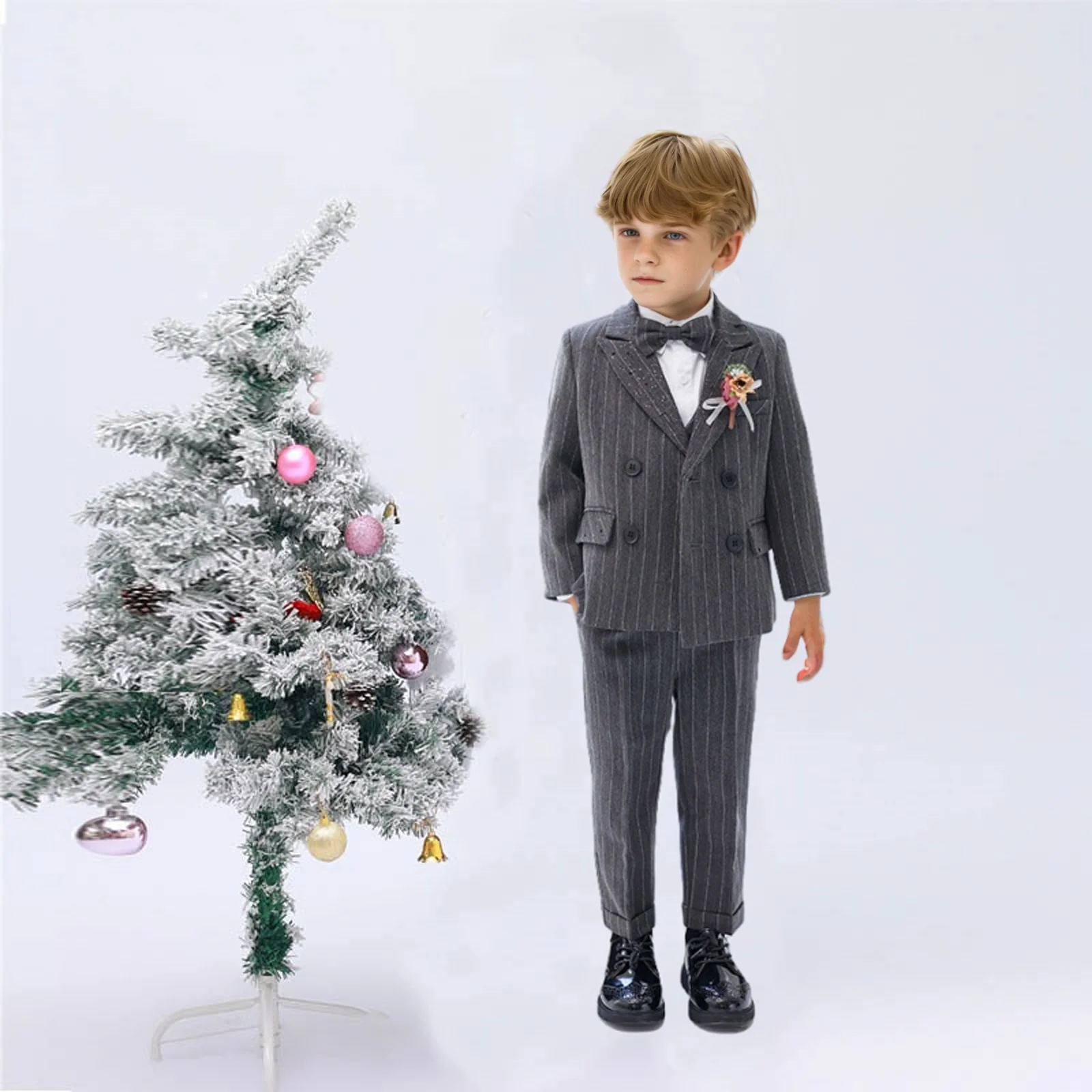 Серый полосатый костюм для мальчиков, детская куртка, жилет, брюки, брошь с галстуком-бабочкой, 5 предметов, официальный свадебный наряд, детский костюм для выступлений на фортепиано
Серый полосатый костюм для мальчиков, детская куртка, жилет, брюки, брошь с галстуком-бабочкой, 5 предметов, официальный свадебный наряд, детский костюм для выступлений на фортепиано
