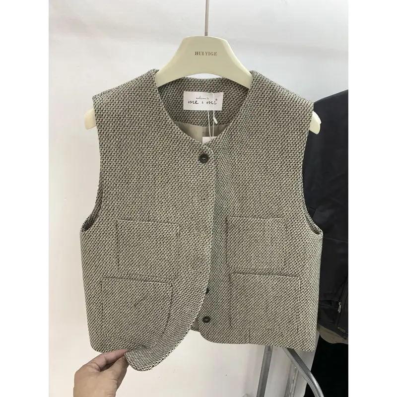 Spring and Autumn New Women's V-neck Vest Loose Commuting Fashion Retro Short Tank Top Coat
Spring and Autumn New Women's V-neck Vest Loose Commuting Fashion Retro Short Tank Top Coat