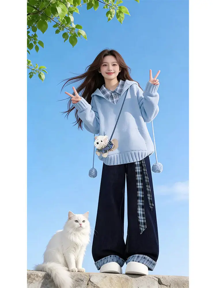 Комплект из двух предметов: вязаный свитер большого размера и джинсовые брюки в винтажную клетку для женщин. Повседневный модный ансамбль.
Комплект из двух предметов: вязаный свитер большого размера и джинсовые брюки в винтажную клетку для женщин. Повседневный модный ансамбль.