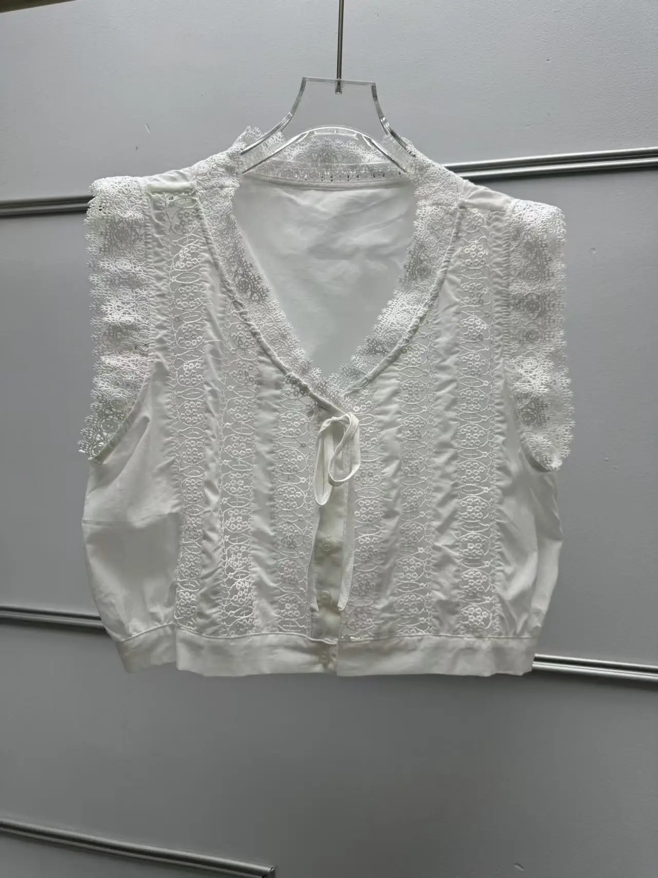 Retro Lace Hollow Embroidery Sleeveless V-neck Single Button Shirt Top Women's Loose Fit Cotton Summer Fashion French Style
Retro Lace Hollow Embroidery Sleeveless V-neck Single Button Shirt Top Women's Loose Fit Cotton Summer Fashion French Style
