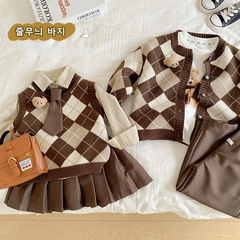 Autumn Baby Boys Plaid Sweater Cardigan T Shirts Pants Kids Clothes Toddler Girls Knitwear Vest Bow Tie Shirt Pleated Skirt Set
Autumn Baby Boys Plaid Sweater Cardigan T Shirts Pants Kids Clothes Toddler Girls Knitwear Vest Bow Tie Shirt Pleated Skirt Set