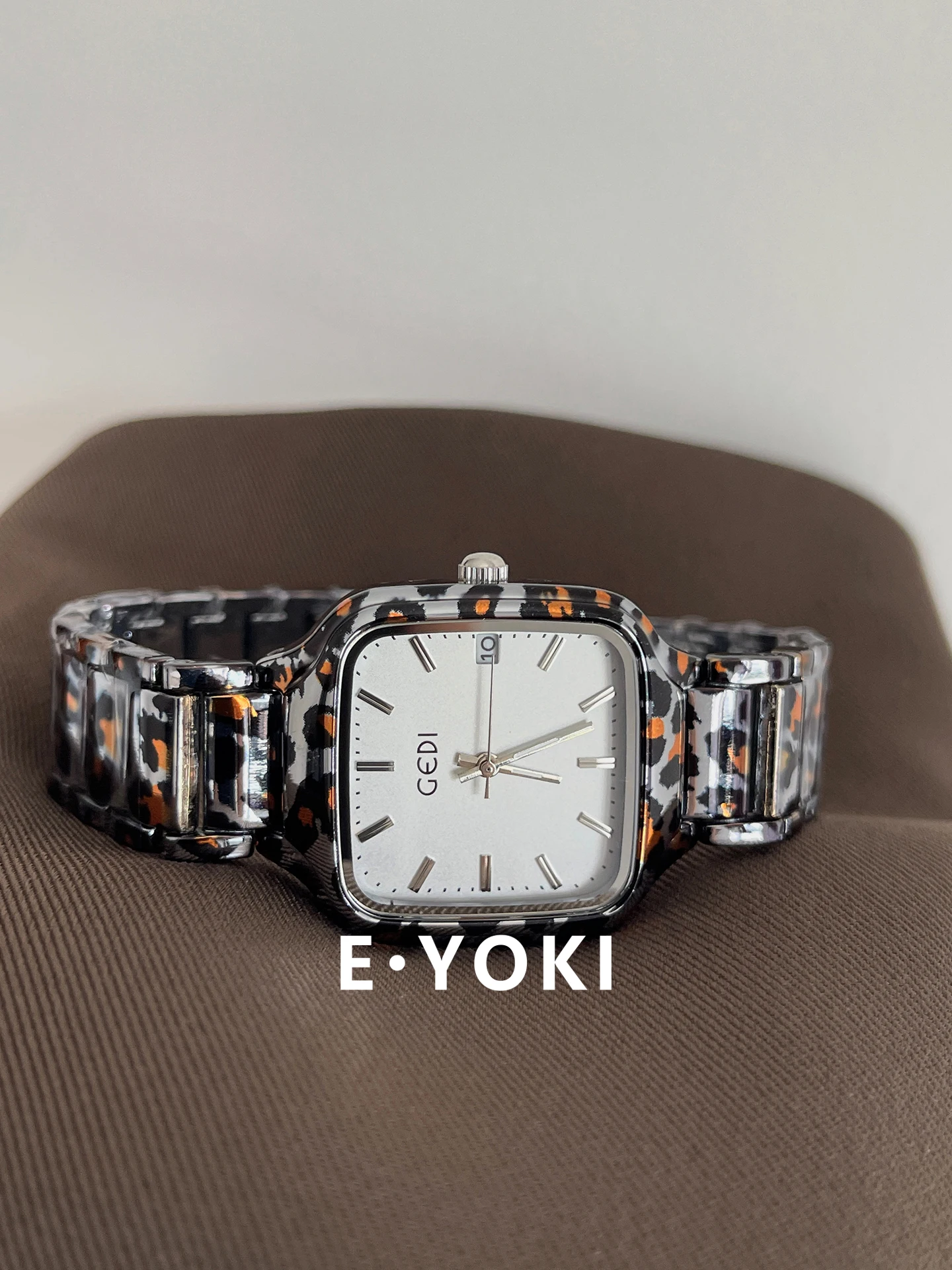 Exquisite Women'S WristwatchGold Leopard Print Steel StrapSquare DialLuxurious Quartz Watch For Women, A Perfect Gift For Women.
Exquisite Women'S WristwatchGold Leopard Print Steel StrapSquare DialLuxurious Quartz Watch For Women, A Perfect Gift For Women.