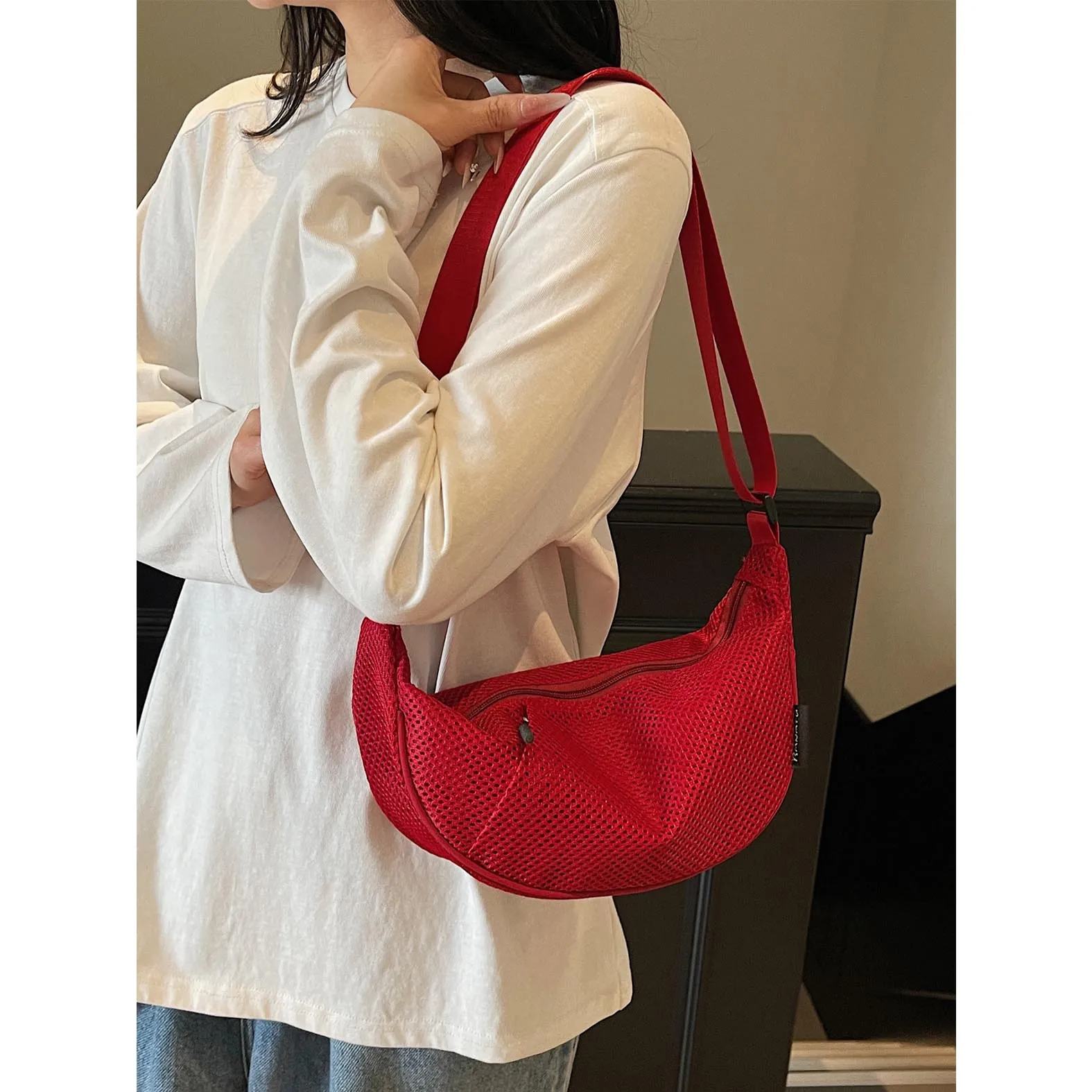 2025 new Japanese lightweight mesh dumpling bag, casual sports crossbody bag, women's niche fashion crescent shoulder bag
2025 new Japanese lightweight mesh dumpling bag, casual sports crossbody bag, women's niche fashion crescent shoulder bag