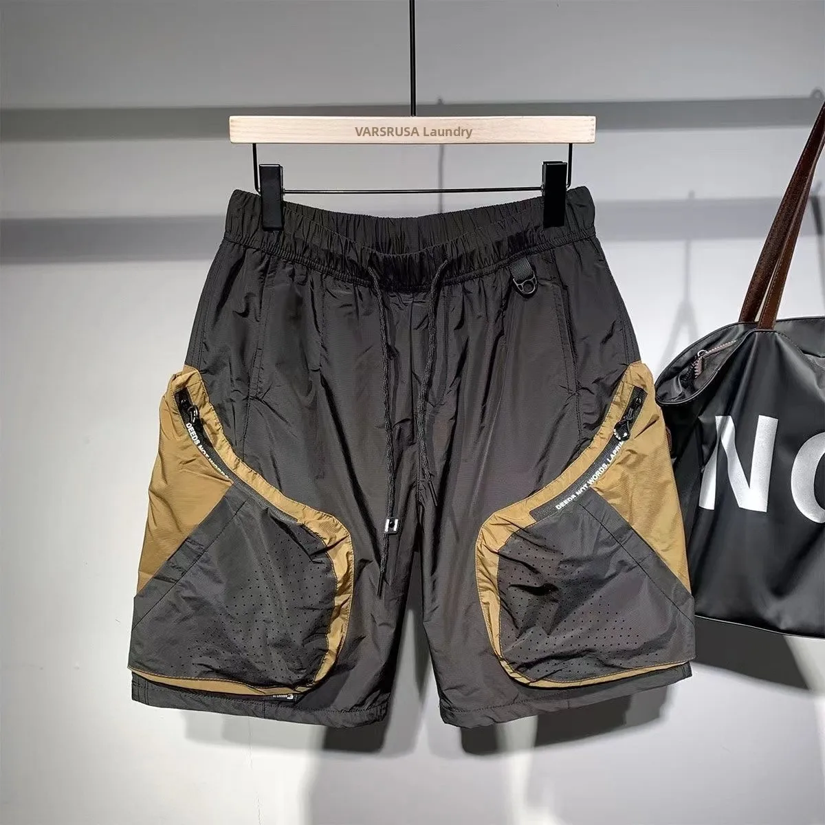 Men's Sporty Casual Quick Dry Five-Quarter Shorts with 3D Zipper Pockets Outdoor Summer Leisure Shorts Trendy Youth Style
Men's Sporty Casual Quick Dry Five-Quarter Shorts with 3D Zipper Pockets Outdoor Summer Leisure Shorts Trendy Youth Style