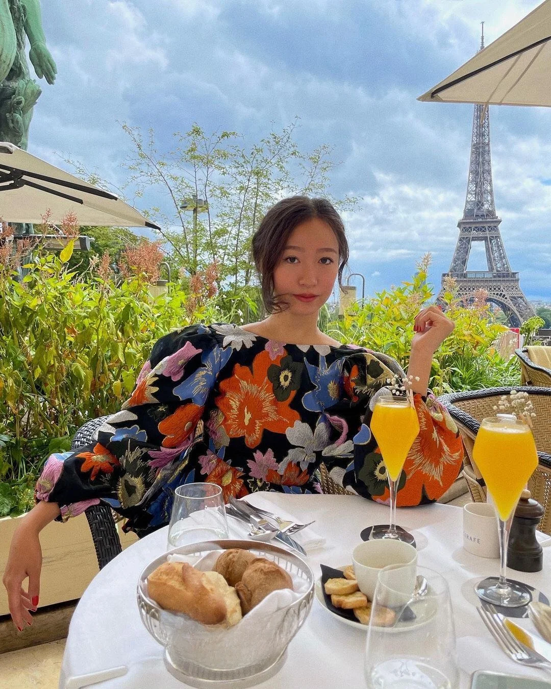 Early Autumn Faux Floral Embroidery Slim Fit Shirt with Bubble Sleeves round Neckline Commute Style Regal Design Ladies Top
Early Autumn Faux Floral Embroidery Slim Fit Shirt with Bubble Sleeves round Neckline Commute Style Regal Design Ladies Top