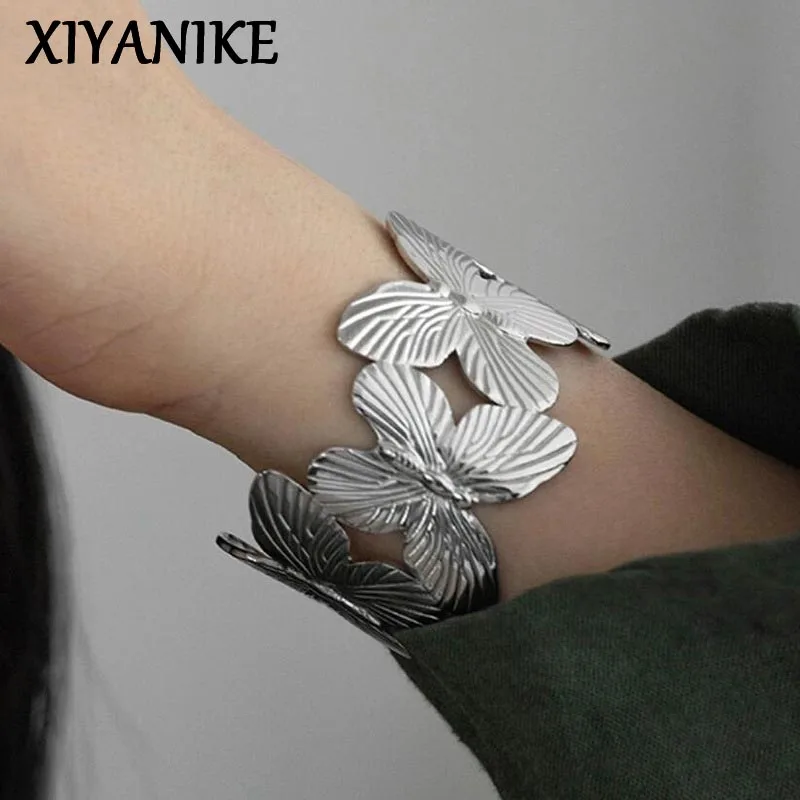 XIYANIKE Korean Metal Butterfly Cuff Bracelet For Women Girl Elegant Fashion New Jewelry Lady Gift Party Rock pulseras mujer
XIYANIKE Korean Metal Butterfly Cuff Bracelet For Women Girl Elegant Fashion New Jewelry Lady Gift Party Rock pulseras mujer