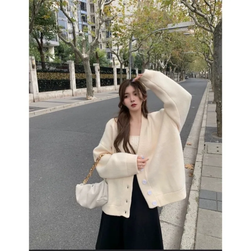 V-neck Knitting Cardigan Women Autumn Winter Simplicity Office Lady Solid Color Sweater Coat All-match Casual Knitwear Tops
V-neck Knitting Cardigan Women Autumn Winter Simplicity Office Lady Solid Color Sweater Coat All-match Casual Knitwear Tops