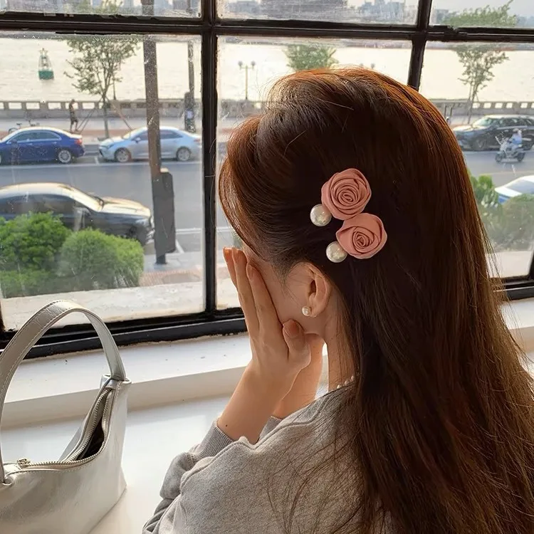 Delicate Rose Pearl Hair Clip Fashionable Hair Accessory for Women Versatile Bang Clip for Everyday Wear
Delicate Rose Pearl Hair Clip Fashionable Hair Accessory for Women Versatile Bang Clip for Everyday Wear