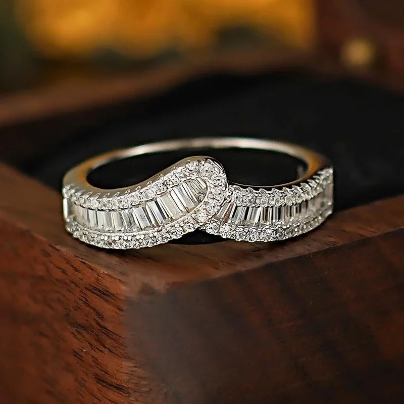 NEW 925 silver sparkling V-shaped diamond ring inlaid with cultivated high carbon diamonds for daily fashion, light luxury socia
NEW 925 silver sparkling V-shaped diamond ring inlaid with cultivated high carbon diamonds for daily fashion, light luxury socia