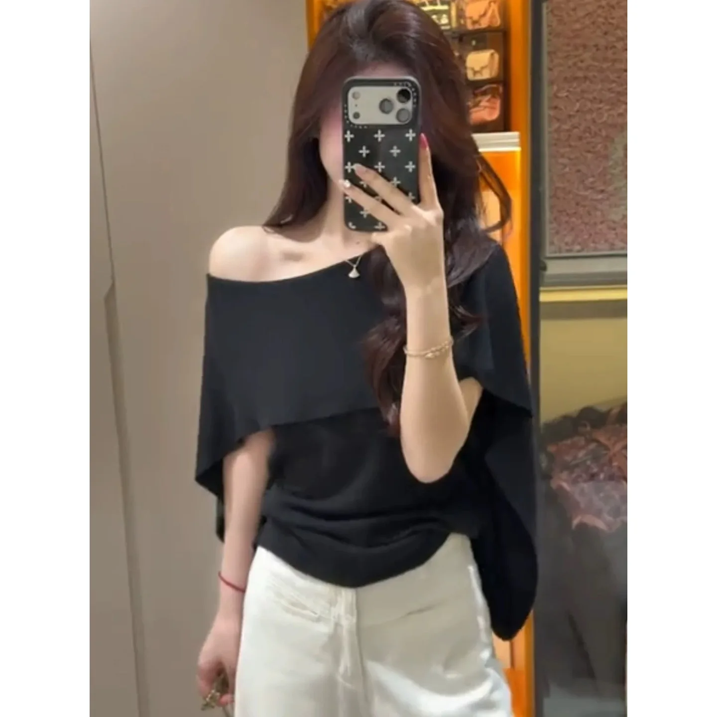 Elegant Black One-Shoulder Short-Sleeve T-Shirt Women's Fashion Slimming Waist Design French Style Loose Fit Summer Top
Elegant Black One-Shoulder Short-Sleeve T-Shirt Women's Fashion Slimming Waist Design French Style Loose Fit Summer Top
