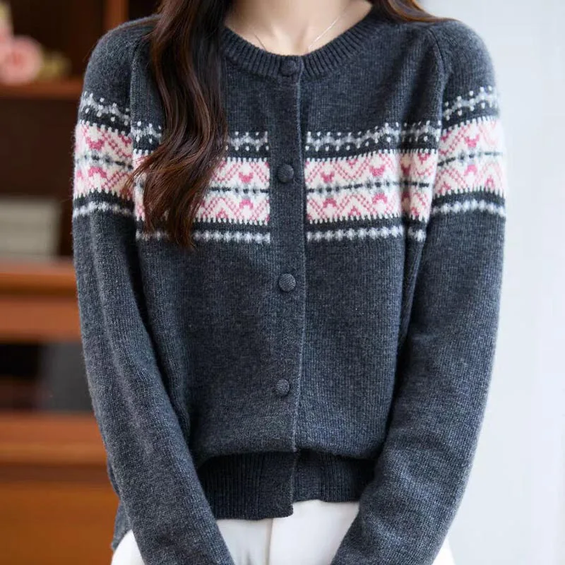 Женская одежда, винтажный универсальный вязаный кардиган с круглым вырезом, осень-зима, новый повседневный свободный свитер с круглым вырезом и длинными рукавами, женский шикарный топ
Женская одежда, винтажный универсальный вязаный кардиган с круглым вырезом, осень-зима, новый повседневный свободный свитер с круглым вырезом и длинными рукавами, женский шикарный топ