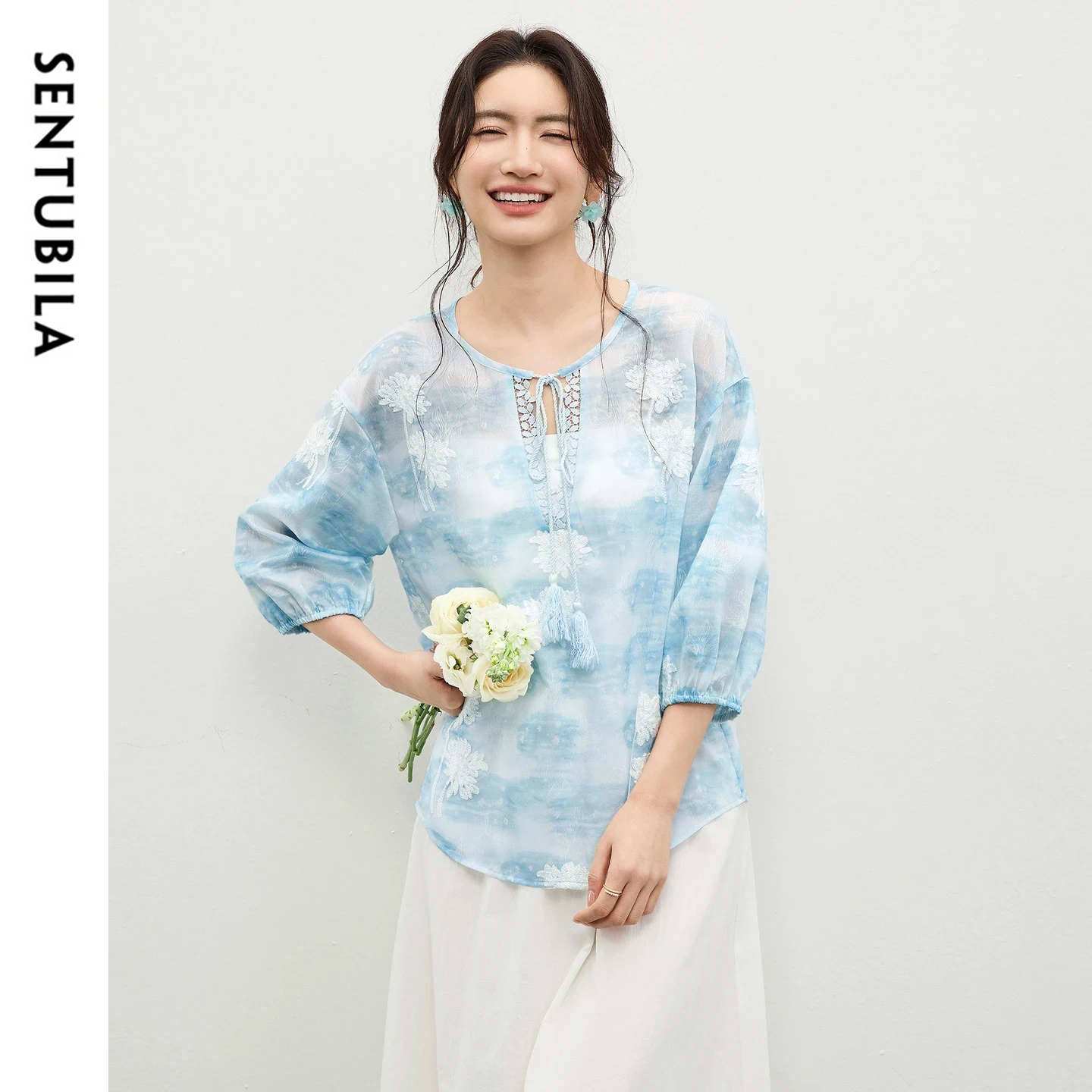 Женская блузка SENTUBILA с круглым вырезом и рукавом 3/4, элегантная, с вырезами, завязками, принтом, вышивкой, свободная шифоновая рубашка 161VF4787
Женская блузка SENTUBILA с круглым вырезом и рукавом 3/4, элегантная, с вырезами, завязками, принтом, вышивкой, свободная шифоновая рубашка 161VF4787