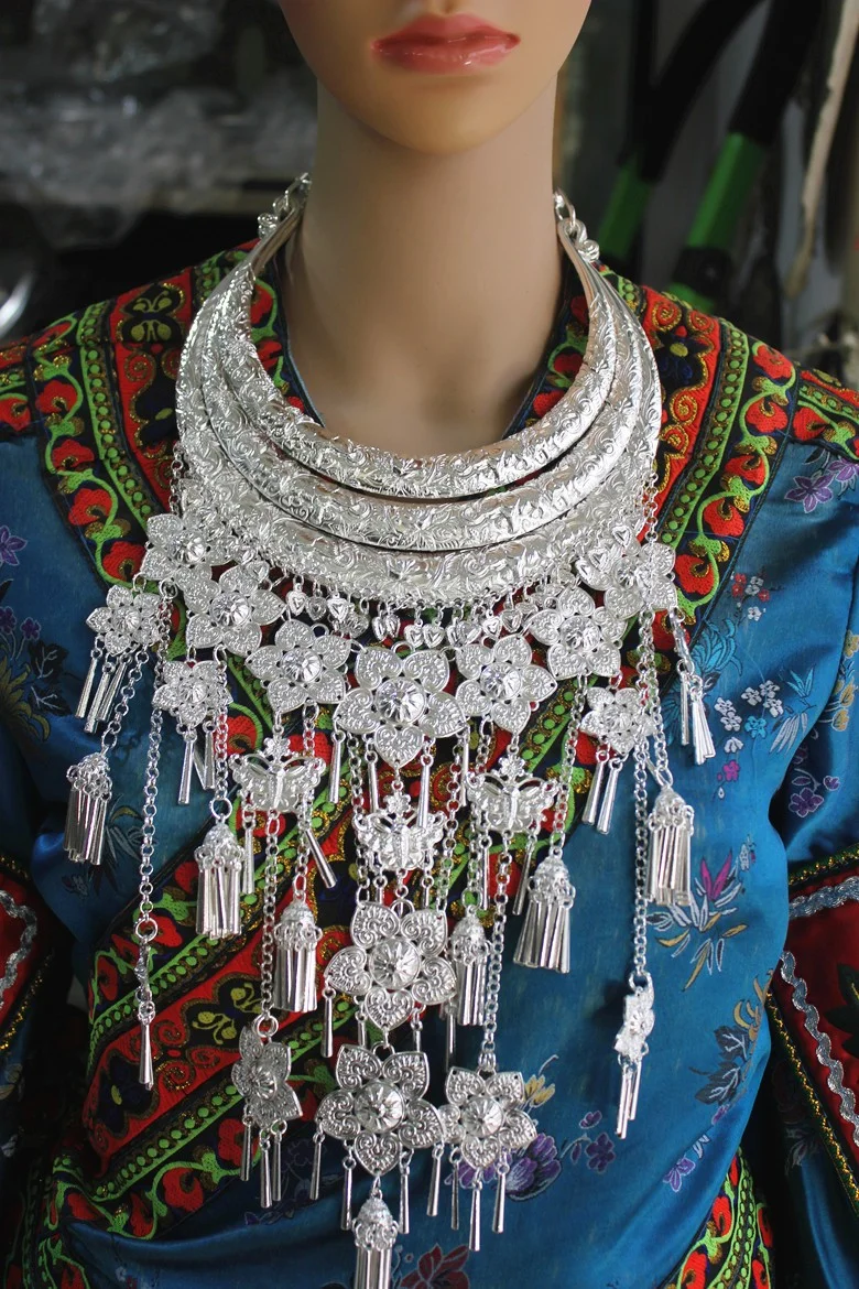 Винтажное ожерелье хмонг Мяо, одежда для танцовщицы меньшинств, кулон с кисточками, аксессуары, праздничные принадлежности
Винтажное ожерелье хмонг Мяо, одежда для танцовщицы меньшинств, кулон с кисточками, аксессуары, праздничные принадлежности