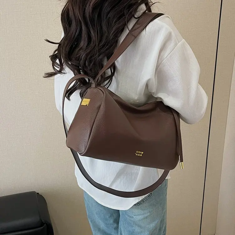  Модная летняя сумка через плечо с подушкой 2024, сумка-тоут на молнии из искусственной кожи с усиленной строчкой — идеально подходит для свиданий, тренажерного зала и прогулок в городе 
 Модная летняя сумка через плечо с подушкой 2024, сумка-тоут на молнии из искусственной кожи с усиленной строчкой — идеально подходит для свиданий, тренажерного зала и прогулок в городе