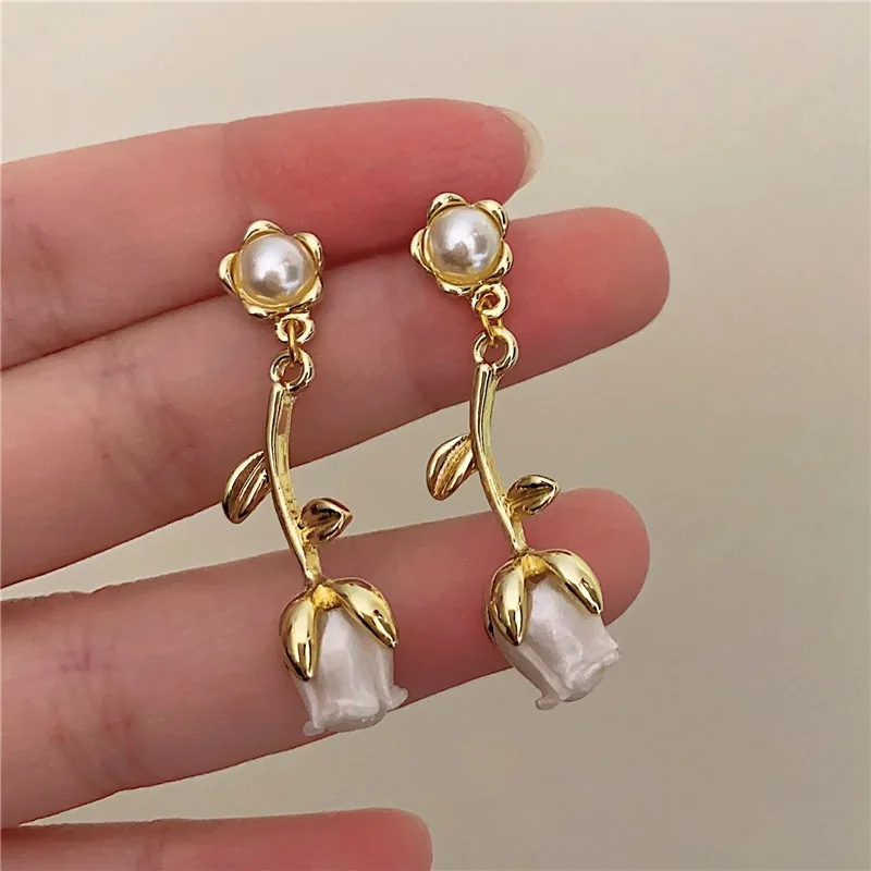 French Vintage White Color Rose Flower Pendant Earring for Women Unique Design Fashion Personalization Simple Jewelry Party Gift
French Vintage White Color Rose Flower Pendant Earring for Women Unique Design Fashion Personalization Simple Jewelry Party Gift