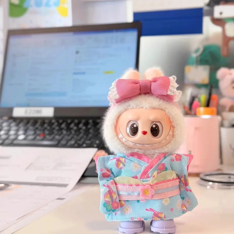 Виниловая кукла с подвеской Labubu, комплект одежды и кимоно V1 V2 V3, 17 см, летние штаны с ремешком для сидения, очки, аксессуары для кукол 
Виниловая кукла с подвеской Labubu, комплект одежды и кимоно V1 V2 V3, 17 см, летние штаны с ремешком для сидения, очки, аксессуары для кукол