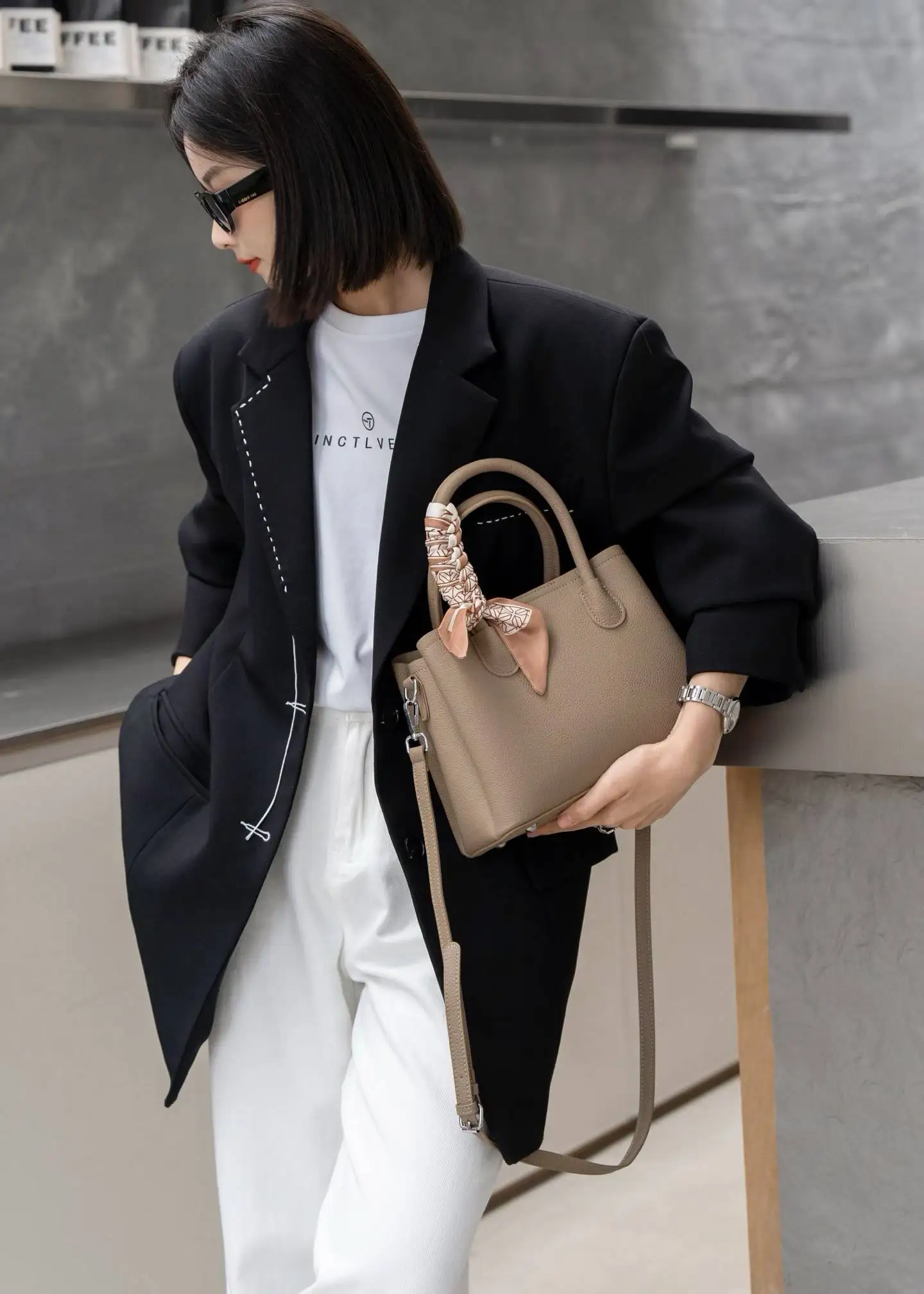 Women's large-capacity handbag made of top-grain cowhideversatile summer stylenew multi-compartment casual shoulder/crossbodybag
Women's large-capacity handbag made of top-grain cowhideversatile summer stylenew multi-compartment casual shoulder/crossbodybag