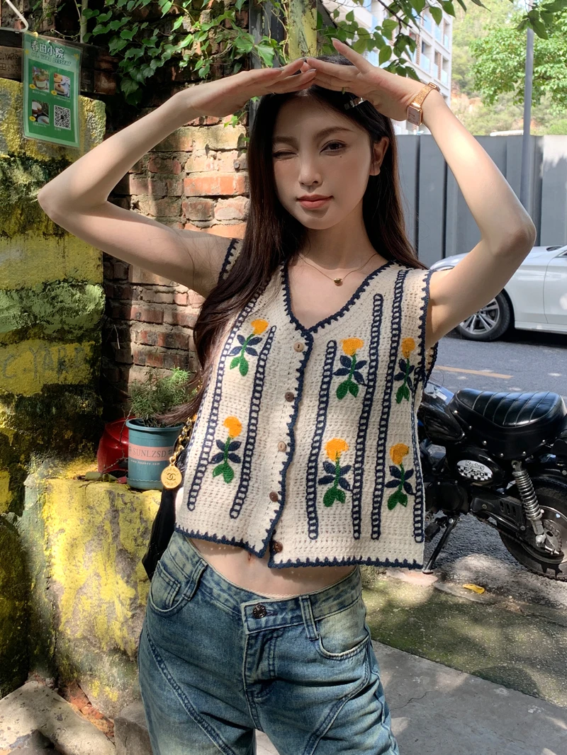 New Korean Knitted Vest Women's Vintage Embroidery Hooked Flower Knitted Sweatshirt Sweatshirt Tank Top Sleeveless Coat Spring/S
New Korean Knitted Vest Women's Vintage Embroidery Hooked Flower Knitted Sweatshirt Sweatshirt Tank Top Sleeveless Coat Spring/S