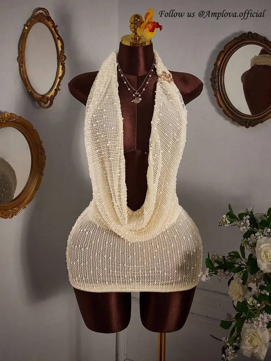 Кремовое вязаное мини-платье с вырезом халтер, открытой спиной и текстурой из бисера
Кремовое вязаное мини-платье с вырезом халтер, открытой спиной и текстурой из бисера