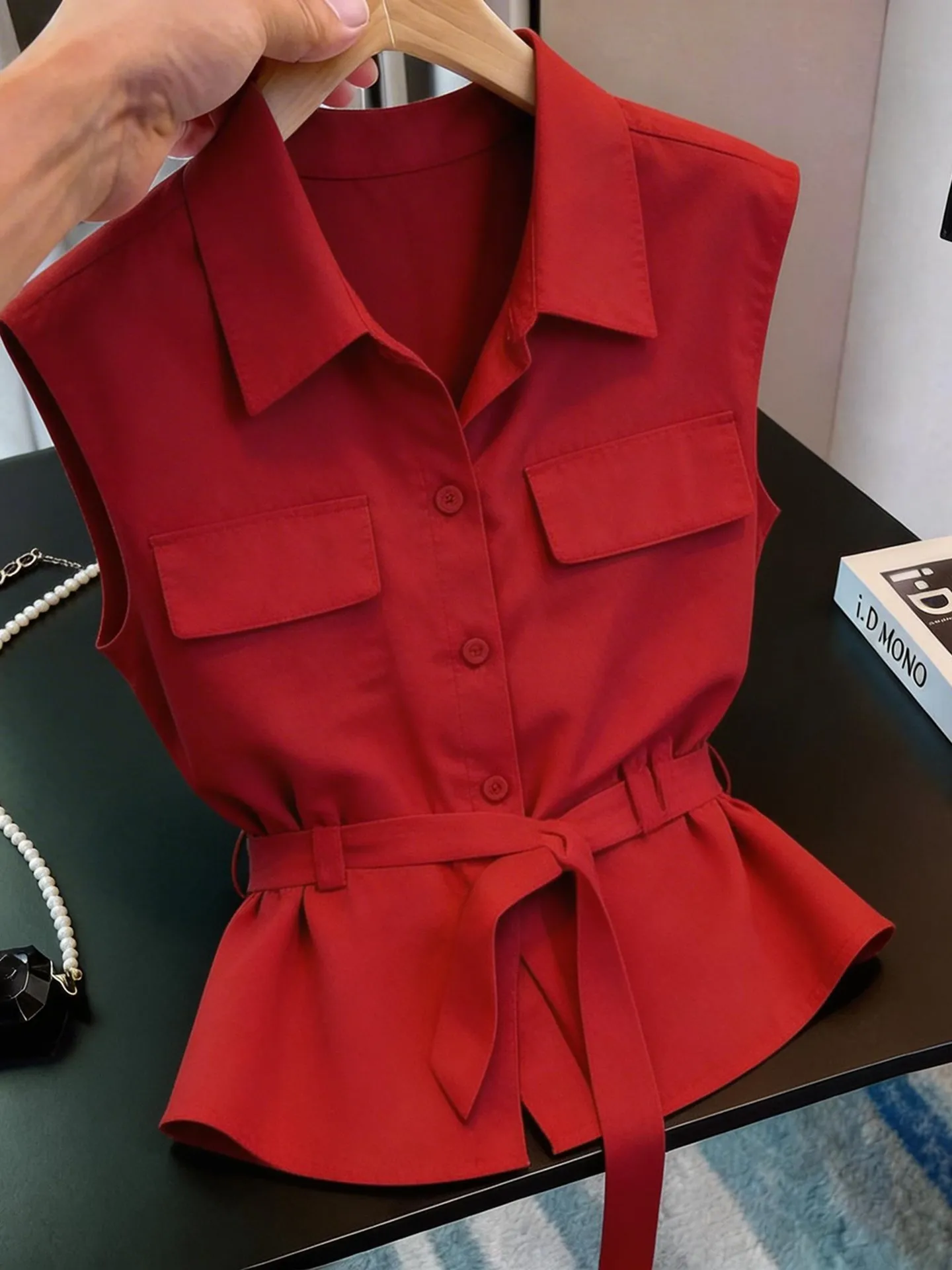 Stylish Red Sleeveless Shirt Women's Waist-Cinching Belted Collared Commute-Inspired Top High Waist Straight Cut Summer Fashion
Stylish Red Sleeveless Shirt Women's Waist-Cinching Belted Collared Commute-Inspired Top High Waist Straight Cut Summer Fashion