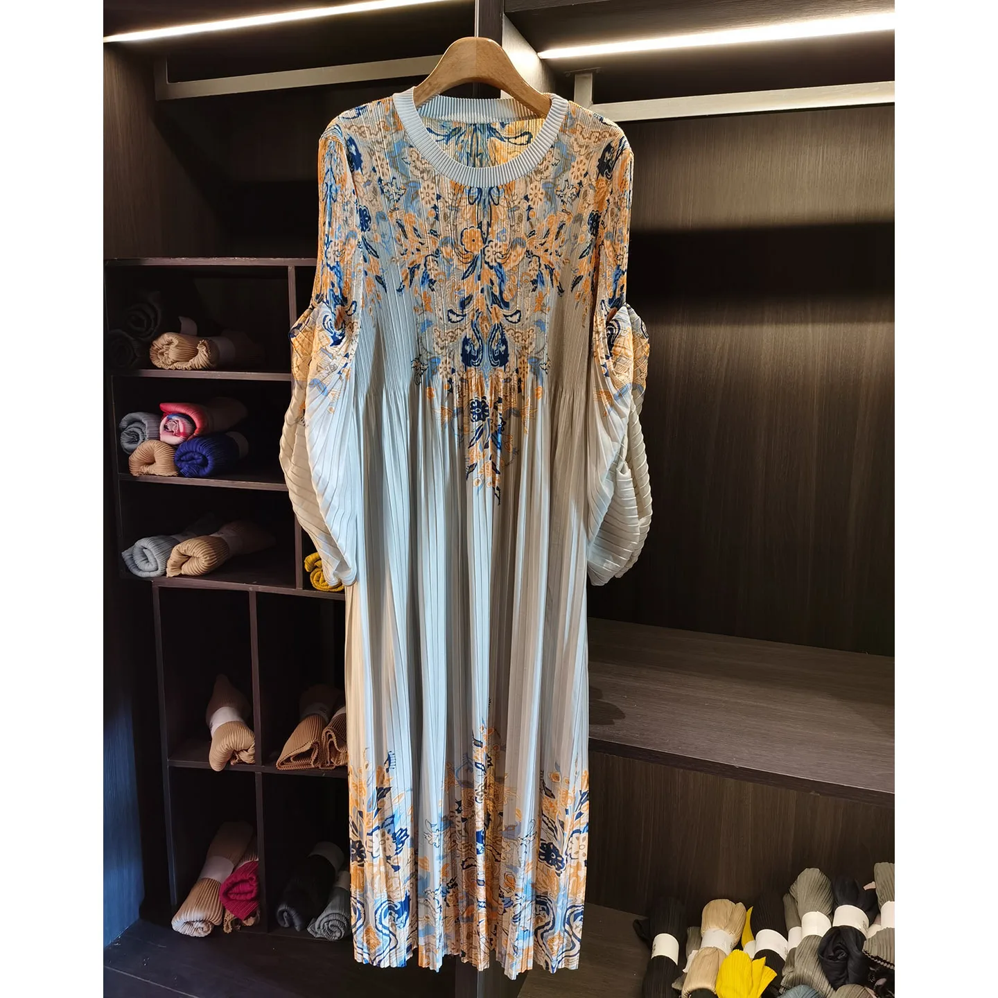 Элегантное плиссированное платье миди с цветочным принтом, новинка весна-лето, в ретро-китайском стиле, с круглым вырезом и длинными рукавами
Элегантное плиссированное платье миди с цветочным принтом, новинка весна-лето, в ретро-китайском стиле, с круглым вырезом и длинными рукавами